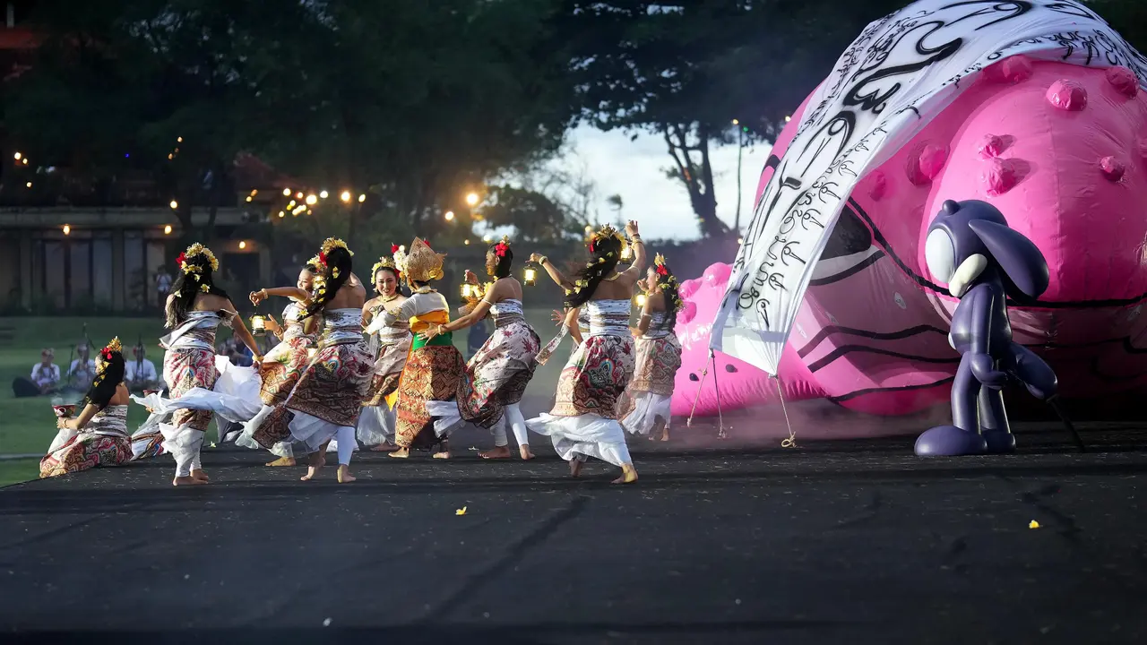Arkiv Vilmansa tampil dalam acara Widya Segara di Tanah Lot, Bali.