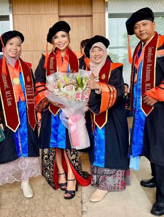 <p>"Pencapaian ini bukanlah akhir, melainkan babak baru dalam perjalanan karir kedepan, teruslah bermimpi berjuang jadilah terang di tengah masyarakat dan apliksikasikanlah ilmu yang di dapat sehingga kita berdampak baik positif dan bermanfaat bagi banyak orang amin 🙏🎓 Merdeka 💪 Officially Masriniati Eva, S.Sos, M.I.Kom," tulisnya dalam video singkat. [Instagram/evabelisima_]</p>