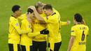 Pemain Borussia Dortmund merayakan gol yang dicetak Erling Braut Haaland ke gawang Club Brugge pada laga lanjutan Liga Champions di Signal Iduna Park, Rabu (25/11/2020) dini hari WIB. Borussia Dortmund menang 3-0 atas Club Brugge. (AFP/Leon Kuegeler/pool)