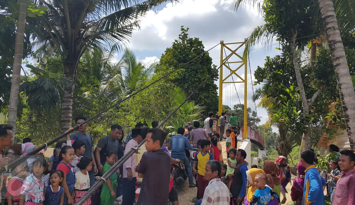 Warga saat menyaksikan peresmian Jembatan Asa di Desa Pintas Tuo, Kecamatan Muara Tabir, Jambi, (7/8). Jembatan itu sangat berarti bagi warga, karena menjadi penghubung akses antardesa yang selama ini terputus. (Liputan6.com/dok SCTV)