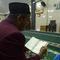 Warga membaca Alquran saat melakukan itikaf pada malam ke-27 bulan puasa Ramadhan 1443 H di Masjid Asy-Syuhada, Cikampek, Kabupaten Karawang, Jawa Barat, Jumat (29/4/2022). Itikaf dilakukan pada 10 hari terakhir bulan Ramadhan dengan membaca Alquran, dzikir, dan selawat untuk mencari rida Allah SWT. (merdeka.com/Imam Buhori)