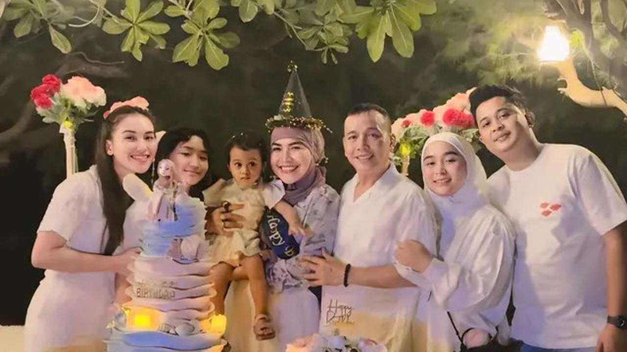 Keseruan Ayu Ting Ting Rayakan Ulang Tahun Ibunda di Pantai