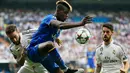 Gelandang Juventus, Paul Pogba berusaha mengontrol bola dari kejaran Dani Carvajal dan Isco saat leg kedua semifinal Liga Champions di Stadion Santiago Bernabeu, Kamis (14/5/2015). Real Madrid bermain imbang 1-1 atas Juventus. (Reuters/Paul Hanna)