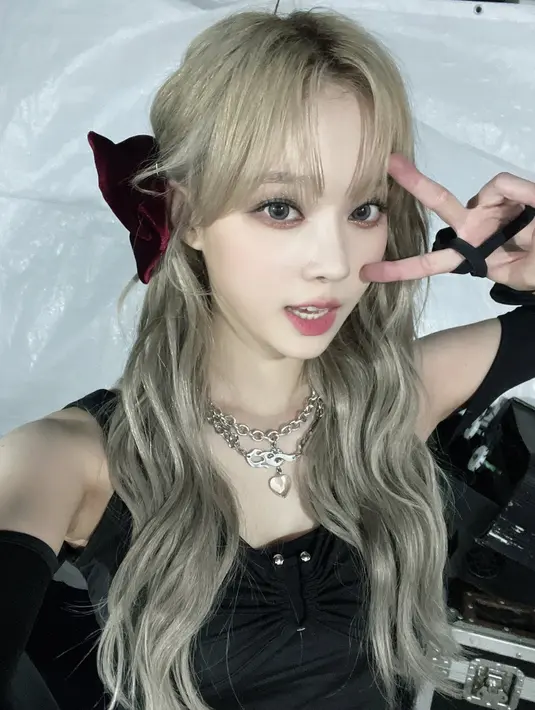 Selama ini fans terbiasa melihat Winter dengan rambut hitam penuh, atau hitam dengan highlight warna pirang. Kali ini ia mengecat rambutnya dengan full blonde.