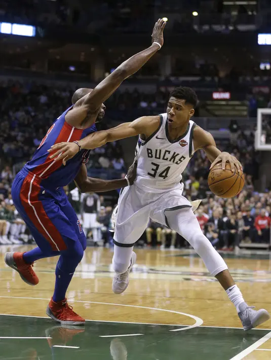 Aksi pemain Bucks, Giannis Antetokounmpo (34) melewati adangan pemain Detroit Pistons, Anthony Tolliver pada laga NBA basketball game di Bradley Center, Milwaukee, (15/11/2017). Bucks menang 99-95. (AP/Aaron Gash)