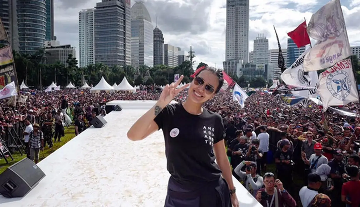 "#konsergue2 lautan manusia," tulis sophia_latjuba88 dalam foto yang diunggah di Instagram. Seperti diketahui, artis senior itu menjadi jurkam dari pasangan Ahok dan Jarot. (dok.Instagram)