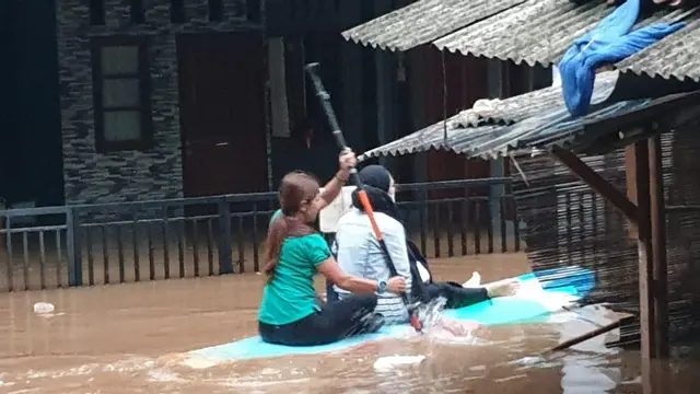 Atlet Dayung Berdiri Ikut Terjun Bantu Evakuasi Korban Banjir Jakarta