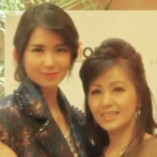 7 Potret Kebersamaan Laura Basuki dan Ibunda, Tampil Bak Kakak Adik