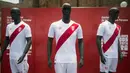 Jersey timnas Peru untuk Piala Dunia 2018 terlihat saat rilis di Lima (18/12). Piala Dunia 2018 di Rusia akan berlangsung pada 14 Juni - 15 Juli tahun depan. (AFP Photo/Ernesto Benavides)