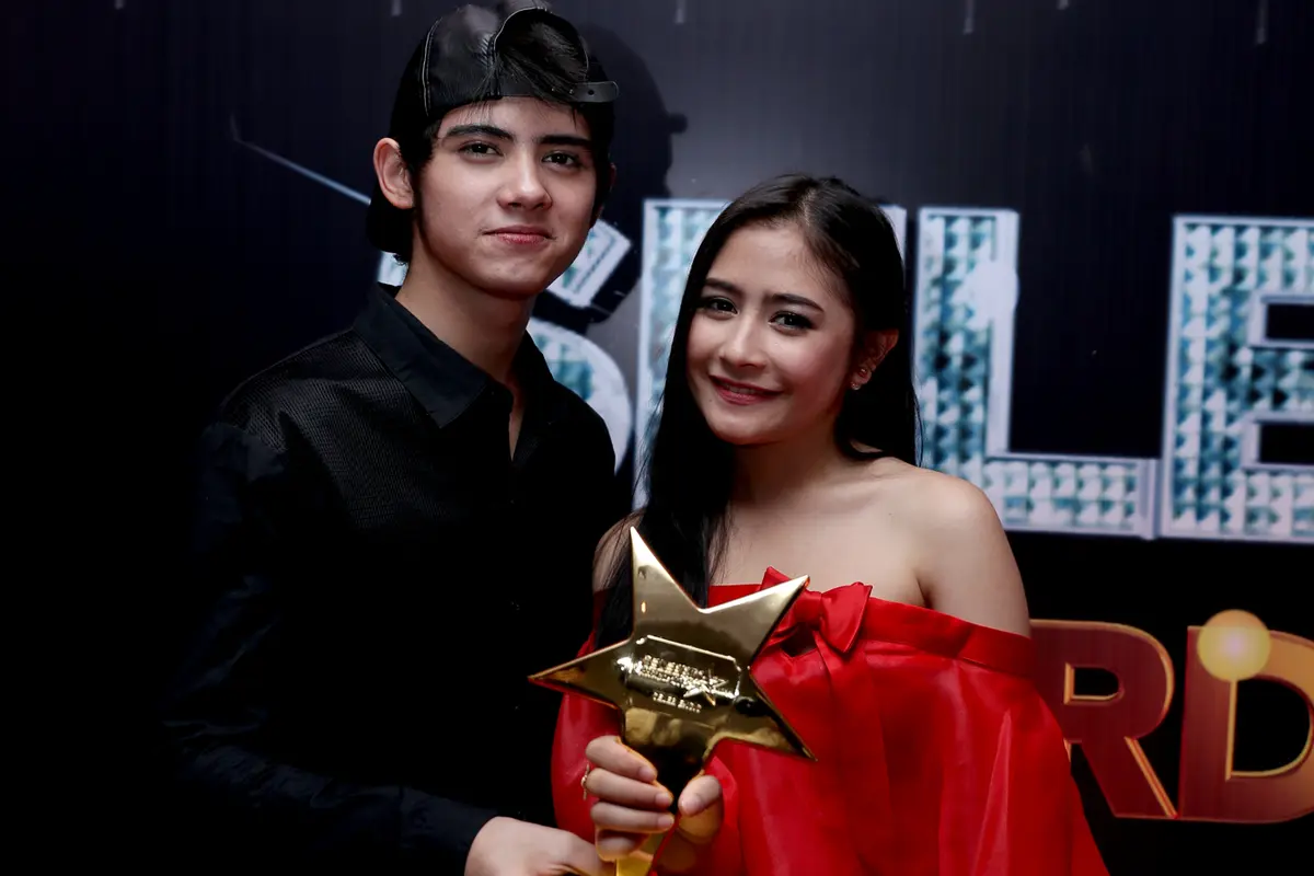 [Bintang] Prilly Latuconsina dan Aliando Syarief