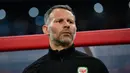 Ryan Giggs menghabiskan seluruh karier sepak bolanya bersama Manchester United. Giggs pernah mempersembahkan 13 gelar Liga Inggris untuk Setan Merah, tiga diantaranya bersama Ronaldo. Usai pensiun, ia pernah ditunjuk sebagai pelatih sementara MU kemudian menjadi pelatih Timnas Wales. (AFP)