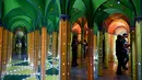 Orang-orang mengunjungi museum 3D di Jakarta, Minggu (7/11/2021). Museum 3D tersebut dibuka kembali setelah pelonggaran pembatasan Covid-19. (AFP/Adek Berry)