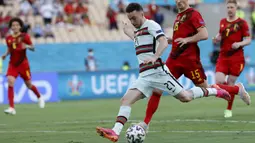 Portugal mengawali peluang pertama pada menit keenam. Diogo Jota mencoba melakukan tembakan namun masih melebar dari gawang Thibaut Courtois, penjaga gawang Belgia. (Foto: AP/Pool/Julio Munoz)