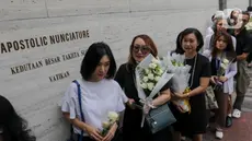 Warga antre untuk bisa masuk ke dalam area Kedutaan Besar Vatikan di Jakarta, Selasa (22/4/2025). (Liputan6.com/Herman Zakharia)
