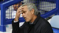 TANGGUNG JAWAB - Jose Mourinho bertanggung jawab penuh atas kekalahan Chelsea melawan Everton. (Reuters / Ed Sykes)