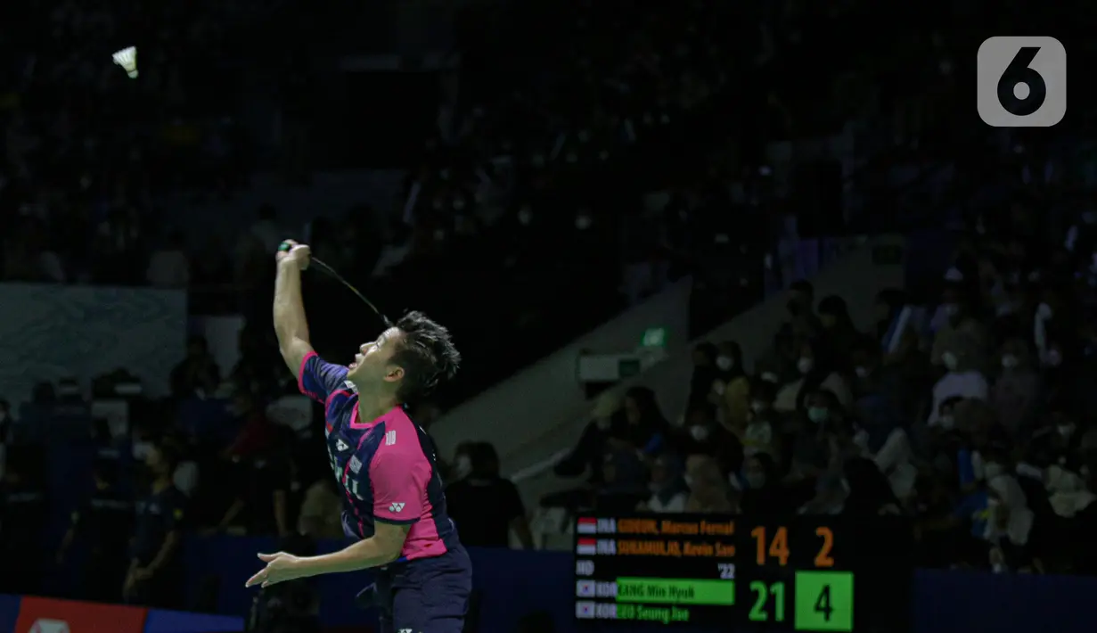 Ganda putra Indonesia Marcus Gideon dan Kevin Sanjaya (tak terlihat) saat bertanding melawan pasangan Korea Selatan Kang Min-hyuk/Seo Seung-jae pada babak 16 besar Indonesia Open 2022 di Istora Senayan, Jakarta Pusat, Kamis (16/6/2022). Kevin/Marcus terhenti di babak 16 besar setelah kalah 14-21, 12-21. (Liputan6.com/Faizal Fanani)