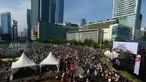 Ribuan warga memadati panggung pesta rakyat menyambut kedatangan Presiden dan Wakil Presiden periode 2024-2029 di Bundaran Hotel Indonesia, Jakarta, Minggu (20/10/2024). (merdeka.com/Arie Basuki)