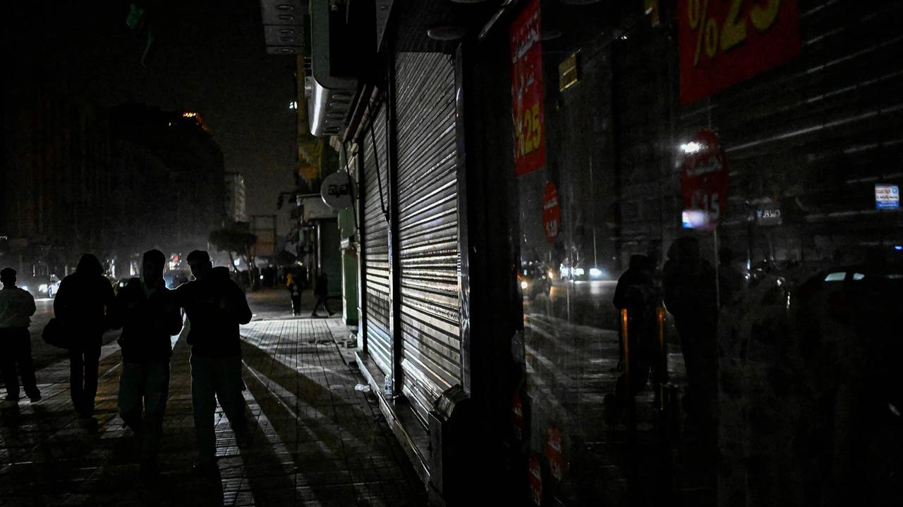 FOTO: Kairo Terapkan Jam Malam di Tengah Krisis Energi