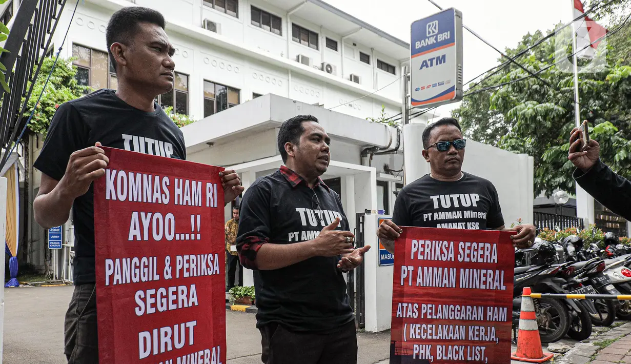 Perwakilan Aliansi Masyarakat Anti Mafia Tambang membentangkan spanduk dan menyampaikan keterangan saat menyambangi Kantor Komnas HAM, Menteng, Jakarta Pusat, Kamis (24/11/2022). Perusahaan tambang PT Amman Mineral yang berlokasi di Batu Hijau atau sekitar 40 kilometer dari Ibu Kota Kabupaten Sumbawa Barat dituduh melanggar hak asasi manusia karena kebijakan memberangus serikat pekerja atau union busting. (Liputan6.com/Faizal Fanani)