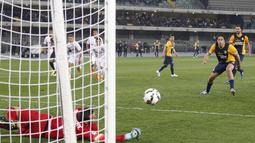 Aksi kiper Inter Milan, Samir Handanovic menggagalkan tendangan penalti Luca Toni (AP Photo/Felice Calabro')