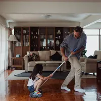 Peran ayah dalam keluarga modern mulai berkembang, tidak hanya sebagai pencari nafkah, tetapi juga terlibat dalam pekerjaan rumah dan pengasuhan anak. (Foto/Dok: Pexels)