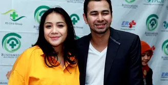 Nagita Slavina dan Raffi Ahmad tampak bahagia telah menjadi orangtua dari buah hati pertama mereka yang lahir hampir sepekan lalu. (Wimbarsana/Bintang.com)