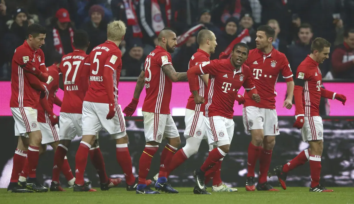 Para pemain Bayern Munich merayakan gol saat melawan RB Leipzig pada lanjutan Bundesliga Jerman di Stadion Allianz-Arena, (21/12/2016). Bayern menang 3-0.   (REUTERS/Michael Dalder)