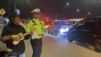Viral Polisi di Sukabumi Joget Bareng Pengamen, Hibur Wisatawan Palabuhanratu yang Terjebak Macet