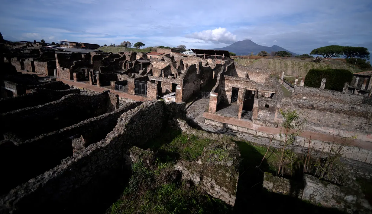 Pemandangan perumahan berbatu dekat Via Nola, Pompeii, Italia, Senin (25/11/2019). Pada 79 M, debu letusan Gunung Vesuvius menimbun Kota Pompeii dengan segala isinya. (Filippo MONTEFORTE/AFP)