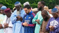 Gaya unik ditampilkan Wali Kota New York, Zohran Mamdani saat mengikuti salat Idul Adha pada Rabu (27/05/2026) waktu setempat. (AP Photo/Richard Drew)