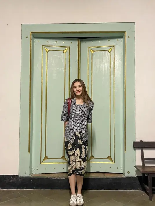 Ia juga terlihat hadirkan gaya kasual dengan kebaya modern dan sneakers.  [Foto: Instagram/ Aaliyah Massaid]