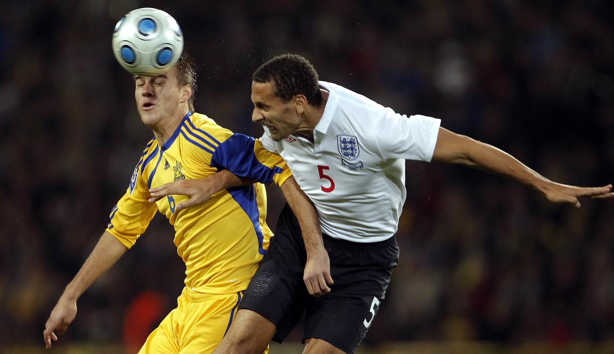 Rio Ferdinand mulai dipanggil masuk timnas Inggris pada Piala Dunia 1998, namun ia baru bisa menjalani debut nya pada 1999. EPA/Sergey Dolzhenko)