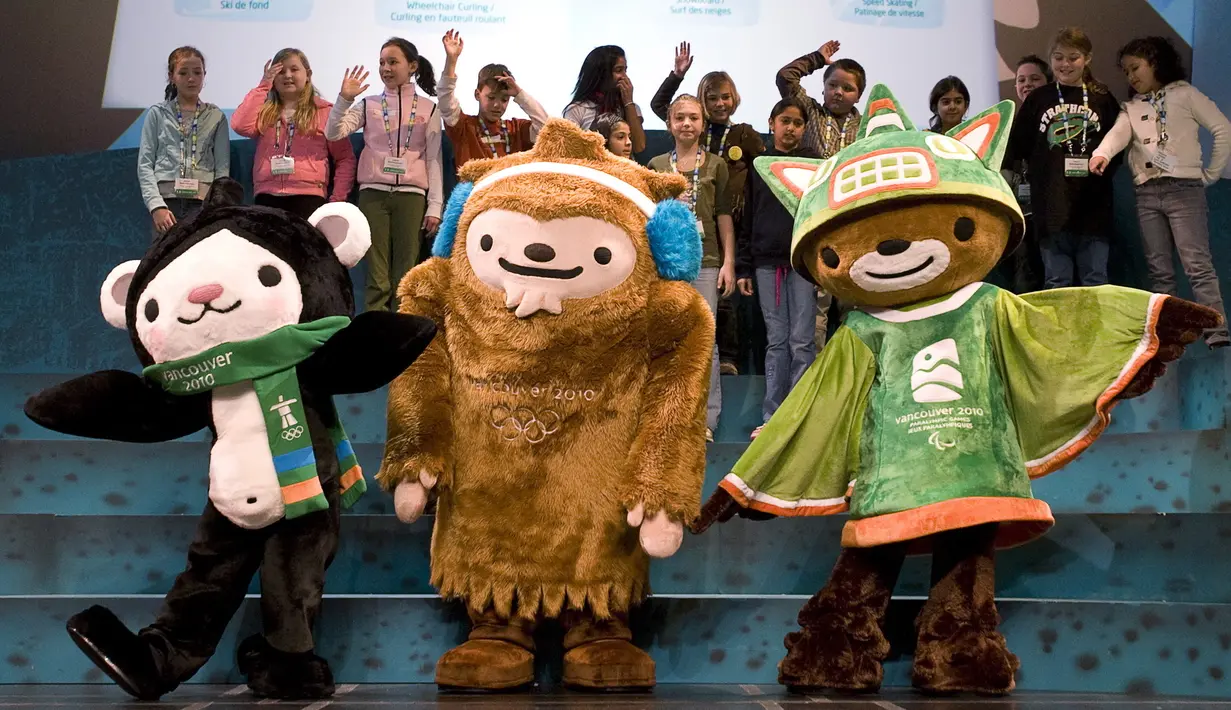 (Dari kiri) Maskot untuk Olimpiade Musim Dingin Vancouver 2010, Miga, Quatchi dan Sumi berpose untuk fotografer setelah debut mereka kepada siswa di Surrey, British Columbia, pada 27 November 2007. (Jonathan Hayward/The Canadian Press via AP)