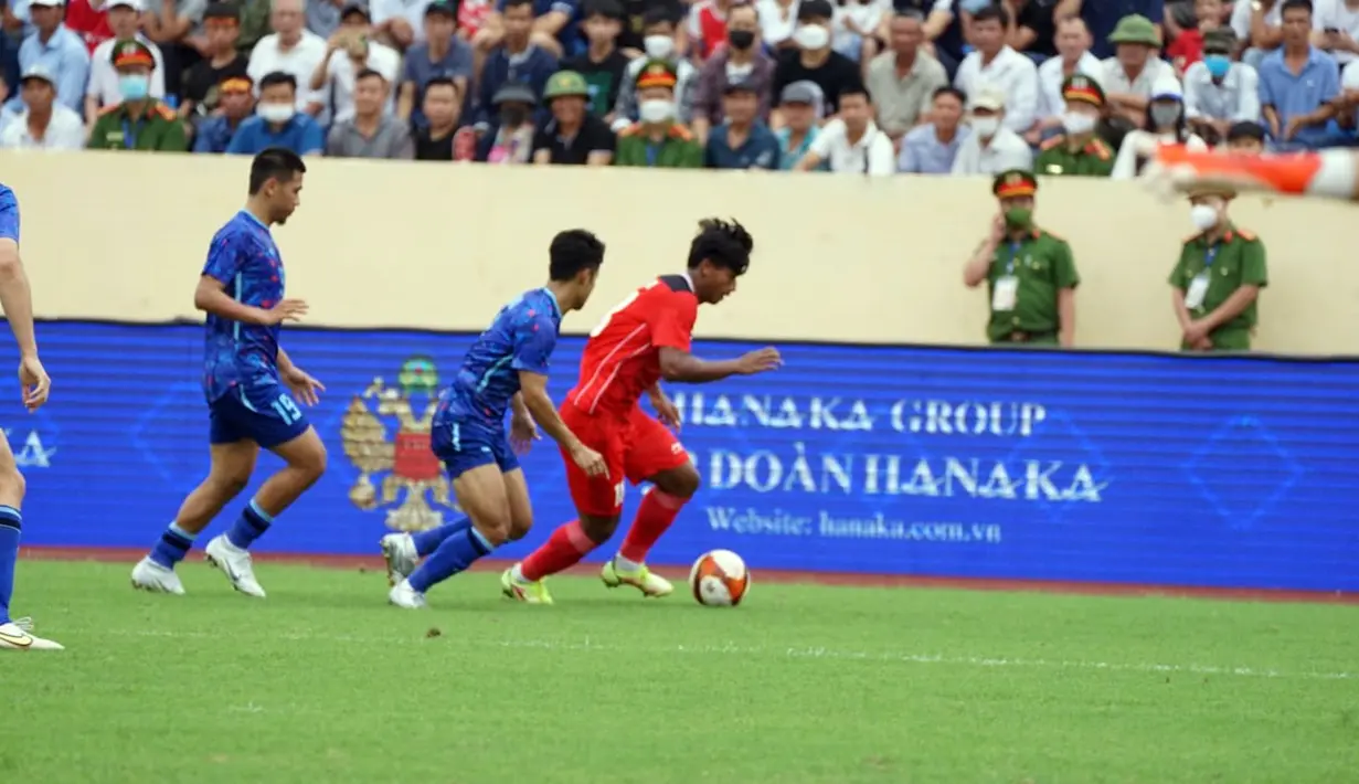 Pemain Timnas Indonesia U-23 (kanan) menggiring bola mencoba melewati pemain Timnas Thailand U-23 pada pertandingan semifinal SEA Games 2021 di Thien Truong Stadium, Vietnam, Kamis (19/5/2022). Timnas Indonesia U-23 kalah 0-1. (Dok. PSSI)