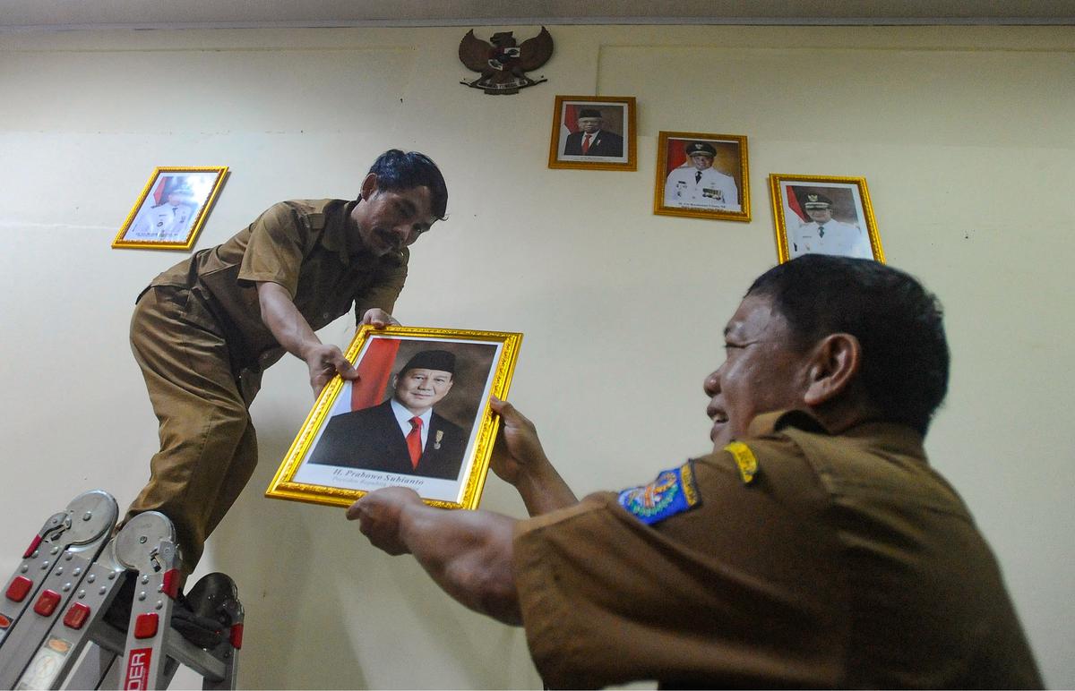 Murid sekolah pasang foto Presiden Prabowo di ruang kelas