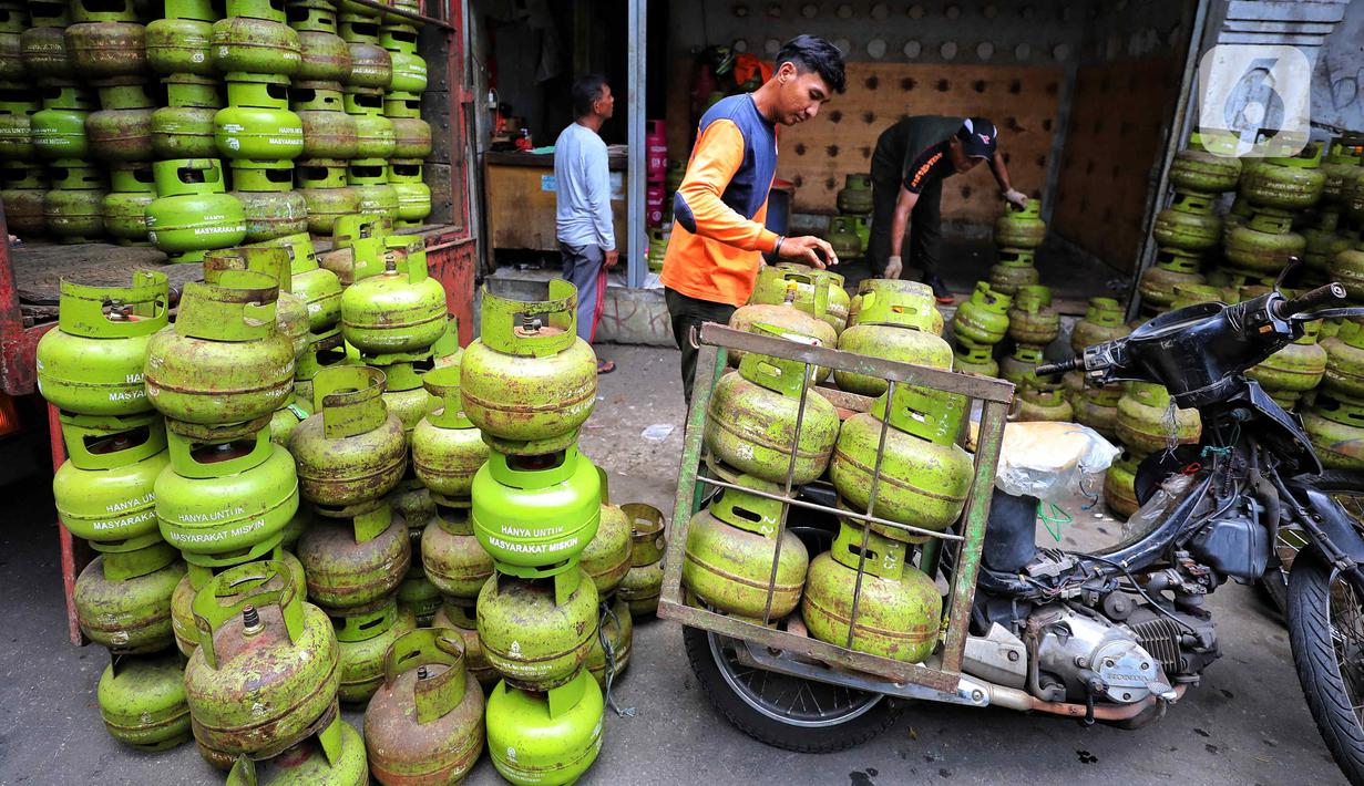 Pekerja menata tabung gas elpiji 3 kg ke atas sepeda motor untuk didistribusikan di kawasan Jakarta, Rabu (4/1/2023). Tahun 2023, pembelian elpiji 3 kg akan diperketat dengan menggunakan KTP. (Liputan6.com/Angga Yuniar)