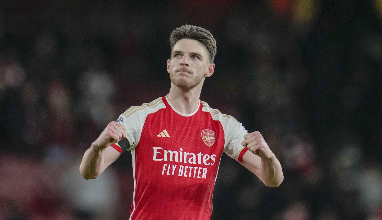 Declan Rice lagi-lagi memainkan peran yang krusial. Berduet dengan Thomas Partey, Rice membuat lini tengah Arsenal sangat sulit ditembus. Rice juga sangat penting dalam setiap skema bola mati. (AP Photo/Kin Cheung)
