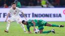 Pemain Timnas Indonesia, Calvin Verdonk, menjaga ketat pemain Arab Saudi, Mohammed Kanno, pada pertandingan lanjutan putaran ketiga Kualifikasi Piala Dunia 2026 Zona Asia di Stadion Utama Gelora Bung Karno (SUGBK), Senayan, Selasa (19/11/2024). (Bola.com/M Iqbal Ichsan)