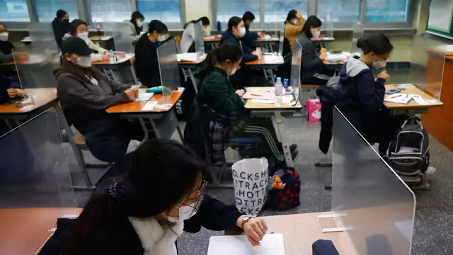 FOTO: Siswa Korea Selatan Ikuti Ujian Masuk Perguruan Tinggi
