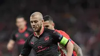 Gelandang Arsenal Jack Wilshere membawa bola saat melawan Atletico Madrid dalam pertandingan semifinal Liga Europa di stadion Metropolitano di Madrid (3/5). Atletico Madrid menang 1-0 atas Arsenal. (AFP Photo/Gabriel Bouys)