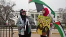Muslim Amerika Serikat (AS) menggelar aksi protes seusai Salat Jumat berjamaah di depan Gedung Putih, Washington DC, Jumat (8/12). Mereka juga membawa poster yang isinya mengecam pendudukan Israel atas Yerusalem Timur dan Tepi Barat. (mari matsuri / AFP)