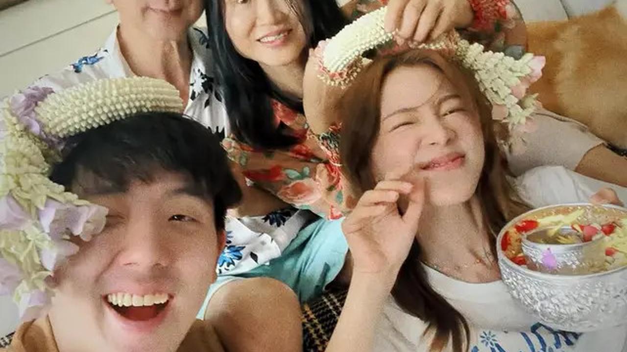7 Potret Sederhana Baifern Pimchanok Rayakan Songkran di Rumah, Bisa Kupas Nangka