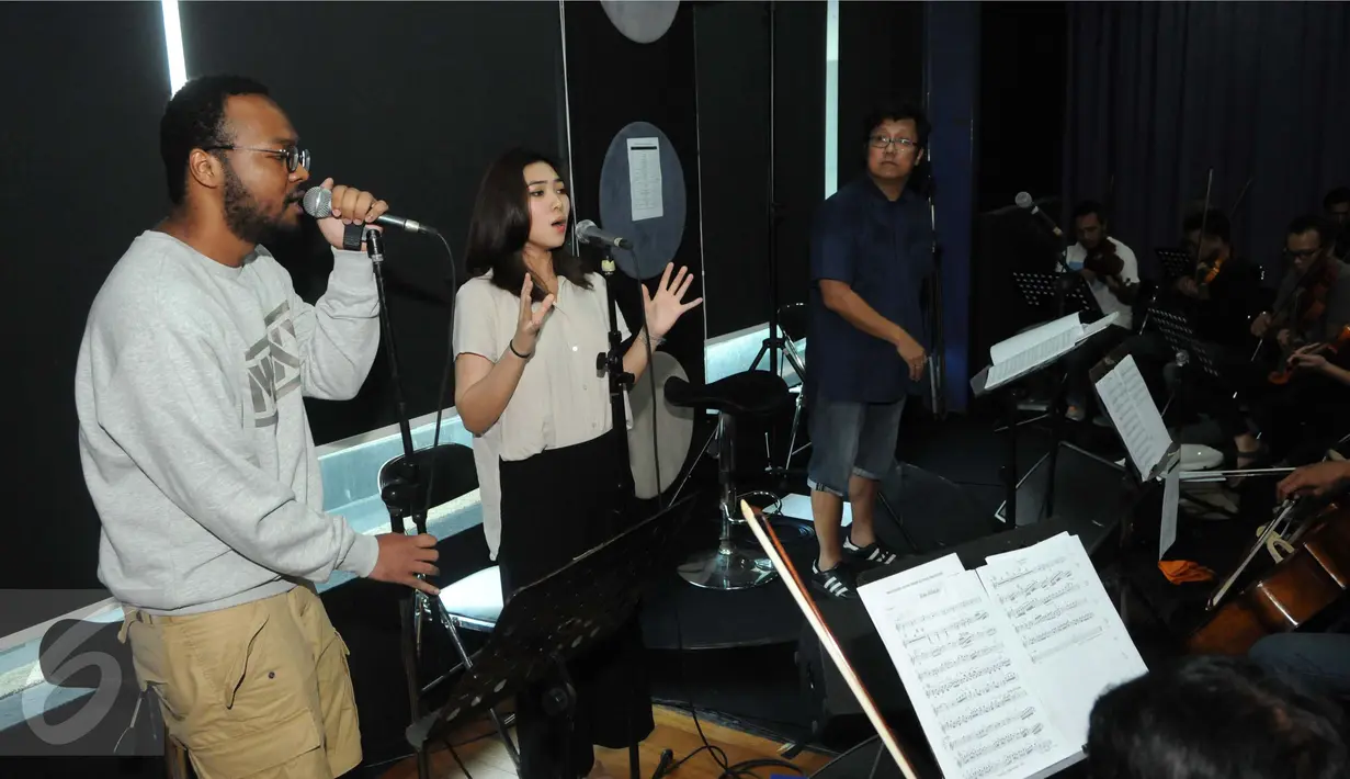 Isyana Sarasvati saat latihan bersama personel Dekat, Mohammed Kamga dan Erwin Gutawa Orchestra di kawasan Cilandak, Jakarta, Minggu (21/8). Isyana dan Kamga akan duet pada malam puncak HUT SCTV ke-26. (Liputan6.com/Helmi Afandi)