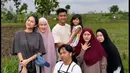 Meski penampilannya sederhana, outfit yang dikenakan Azizah saat ke sawah pun bernilai fantastis. Ia tampil sederhana dengan kaos oblong warna dan celana training hitam. Sedangkan alas kakinya dengan sandal slop brand Hermes jenis Chype. [Youtube/momenbucin]