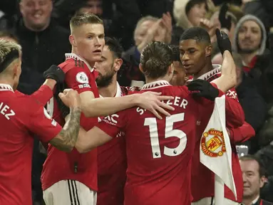 Penyerang Manchester United, Marcus Rashford (kanan) berselebrasi dengan rekan setimnya setelah mencetak gol ke gawang Brentford pada pertandingan Liga Inggris di stadion Old Trafford di Manchester, Inggris, Kamis, 6 April 2023. (AP Photo/Dave Thompson)