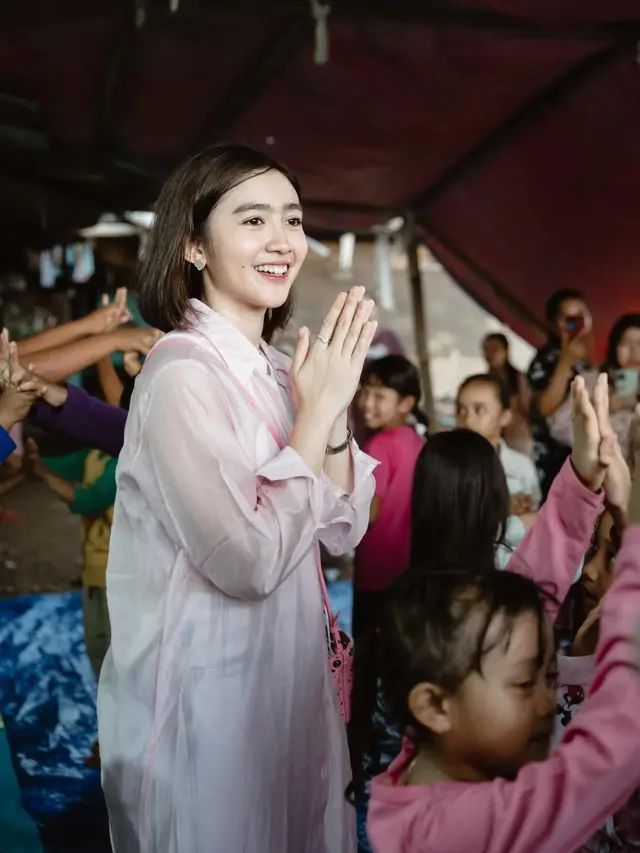 7 Momen Febby Rastanty Rayakan Ulang Tahun Bareng Anak-Anak di Kampung Pemulung