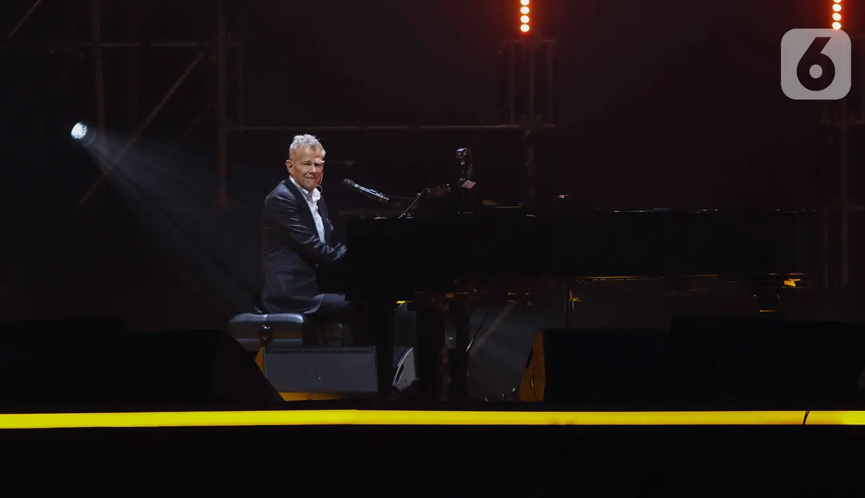 David Foster and Friends membawakan 25 lagu dalam konser tersebut diantaranya Feeling Good, Snow Birds dan Love Your More. (Liputan6.com/Herman Zakharia)