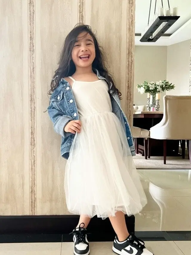 Raqeema, putri Nabila Syakieb yang kerap bergaya ala ABG (Instagram/nsyakieb85)