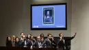 Sejumlah agen berbicara dengan klien mereka lewat telepon saat menawar dalam lelang lukisan 'Salvator Mundi' karya Leonardo da Vinci di Christie's New York Auction House, New York City (15/11). (Drew Angerer/Getty Images/AFP)