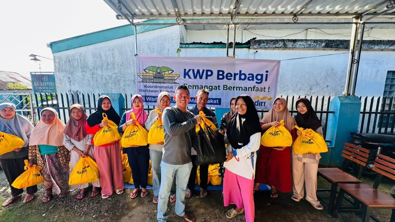 Koordinatoriat Wartawan Parlemen (KWP) menyalurkan ribuan sembako menjelang Idulfitri 2026 (Istimewa)